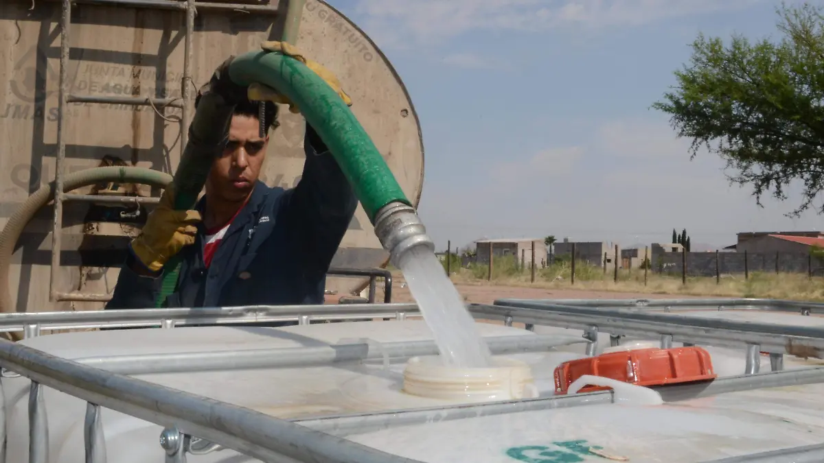 AGUA 1... Trabajador Llenando Tinacos y Tanques de Agua en la Colonia Granjas del Sur y Campo Viejo al Sur de la Ciudad (7)